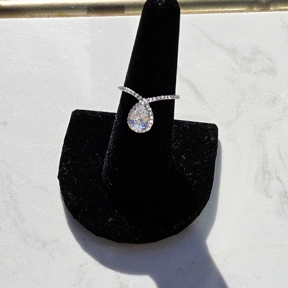 Elegant Silver Ring with Timeless Charm - Picture 11 of 12